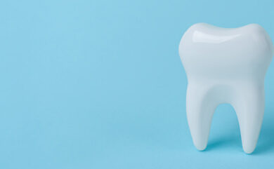 Wie pflegt man ein Zahnimplantat?