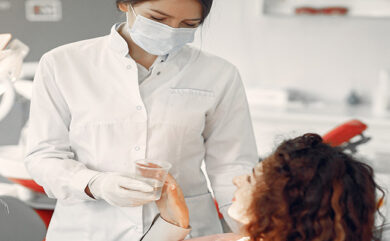 Besteht bei Menschen, die sich einer Implantatbehandlung unterziehen, ein Krebsrisiko?