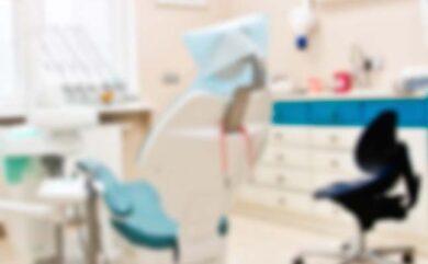 Können Patienten, die alle Zähne verloren haben, eine Implantatbehandlung erhalten?